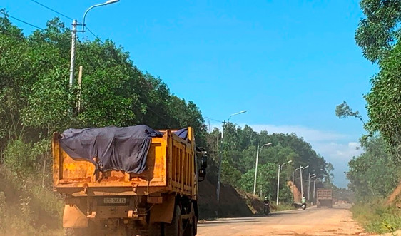 Quảng Nam: Xe chở đất của Công ty Đại Sơn “tung hoành” đường quê 