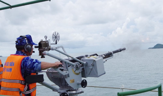 Bộ Tư lệnh Cảnh sát biển 1 huấn luyện chiến thuật vòng tổng hợp và bắn súng pháo trên biển 