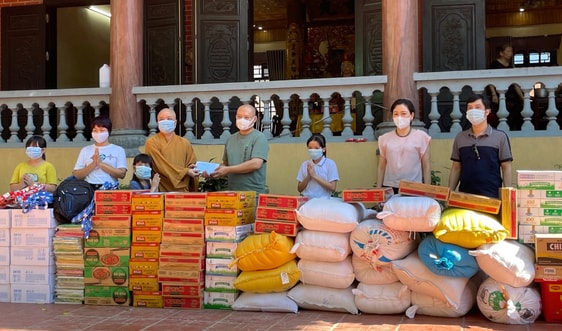 Báo Tài nguyên và Môi trường thăm, tặng quà trẻ em mồ côi tại chùa Thịnh Đại, huyện Kim Bảng, tỉnh Hà Nam​