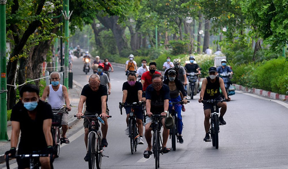 Hà Nội: Bất chấp lệnh cấm, người dân vẫn xuống đường tập thể dục