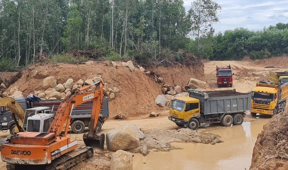 Bình Định: Xe chở đất náo loạn đường quê Cát Khánh trong mùa dịch COVID-19