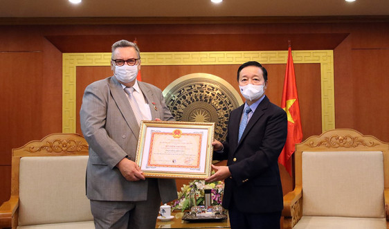 Bộ trưởng Trần Hồng Hà trao Kỷ niệm chương “Vì sự nghiệp Tài nguyên và Môi trường” cho Đại sứ Phần Lan tại Việt Nam