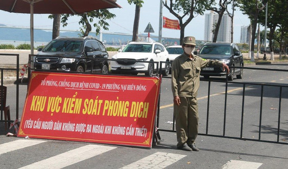 Hàng rào chắn cấm người dân ra khỏi nhà ở Đà Nẵng 