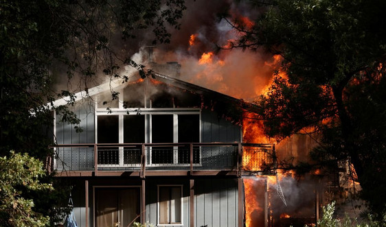 Hàng nghìn người sơ tán do cháy rừng lan nhanh ở California 