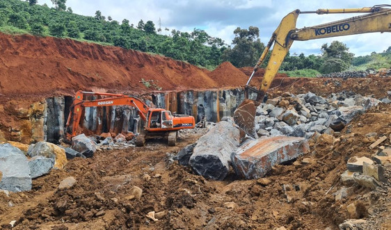 Đắk Nông: Xuất hiện bãi khai thác đá cây trái phép giáp với Tỉnh lộ 2