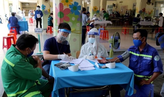 TP.HCM: Bảo vệ sức khỏe, động viên kịp thời công nhân vệ sinh môi trường