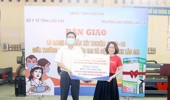 Lào Cai: Bàn giao 13 buồng lấy mẫu xét nghiệm và 10.000 test nhanh SARS- CoV- 2 cho các đơn vị phòng, chống dịch 