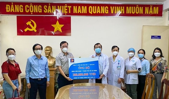 Petrolimex Sài Gòn trao 300 triệu đồng tặng Bệnh viện Quận 1