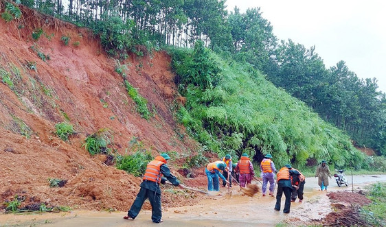 Thừa Thiên Huế: Nguy cơ sạt lở núi từ việc khai thác đất trái phép