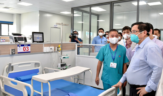  Thủ tướng Phạm Minh Chính kiểm tra bệnh viện dã chiến ở Hoàng Mai, Hà Nội