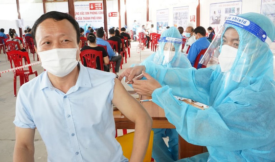 Nghệ An: Tiêm vắc-xin ngừa Covid-19 cho tiểu thương TP. Vinh