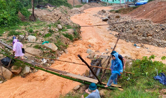 Quảng Nam: Đảm bảo lương thực cho vùng bị sạt lở, cô lập do lũ lớn