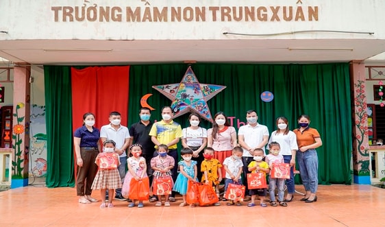 Thanh Hóa: Tặng quà cho học sinh miền núi, xã đảo nhân dịp Tết Trung thu
