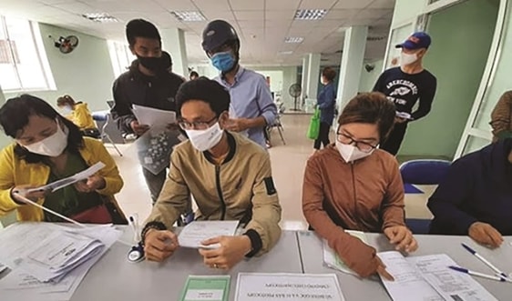 Bảo hiểm thất nghiệp chia sẻ gánh nặng với người lao động mất việc do Covid-19