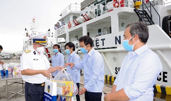 Tàu Kiểm ngư cứu 5 ngư dân gặp nạn ngoài biển