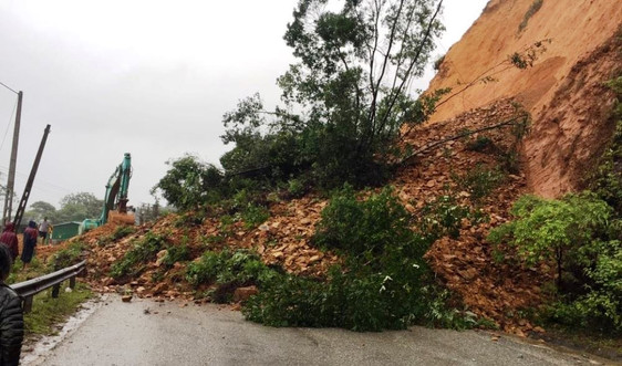 Hà Tĩnh: Mưa lớn gây sạt lở nghiêm trọng trên tuyến quốc lộ 8A