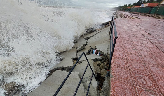 Nghệ An: Kè bờ biển Cửa Lò lại bị sóng đánh “tơi tả”