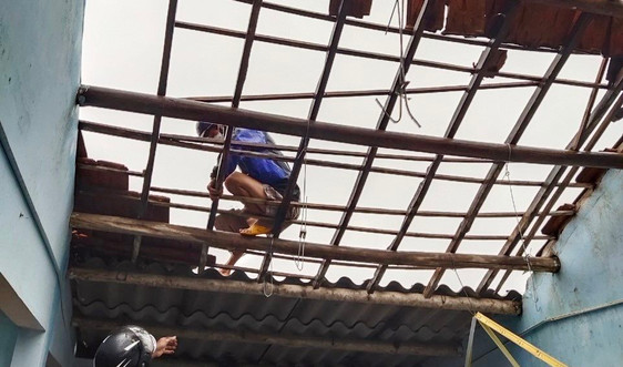 Quảng Ngãi: Lốc xoáy cuốn phăng hàng chục mái nhà dân trong đêm