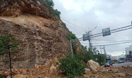 Bình Định: Khắc phục các sự cố sạt lở do mưa lớn