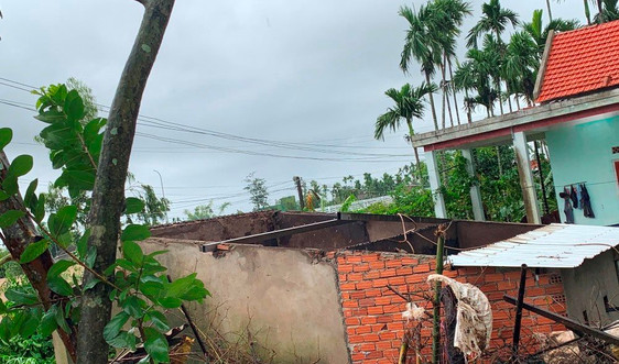 Quảng Ngãi: Lốc xoáy kinh hoàng, hàng chục nhà dân bị tốc mái