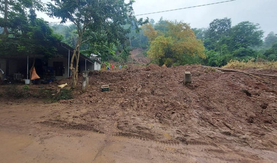 Nghệ An: Sạt lở núi phá hỏng, uy hiếp nhà dân ở Tam Thái