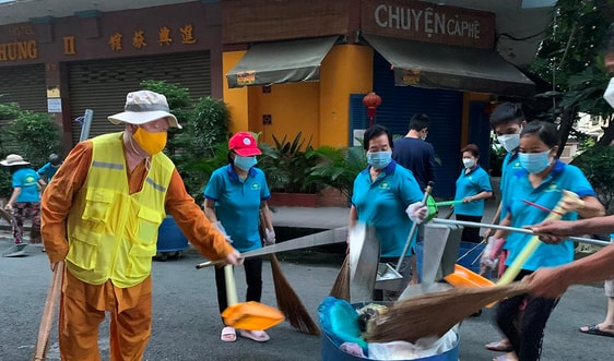 Ấn tượng buổi làm sạch môi trường của Câu lạc bộ “Hành trình xanh” chùa Liên Hoa