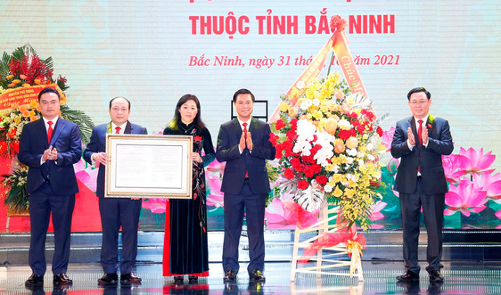 Chủ tịch Quốc hội Vương Đình Huệ dự Lễ kỷ niệm 100 năm Ngày sinh đồng chí Lê Quang Đạo và công bố Nghị quyết thành lập TP. Từ Sơn