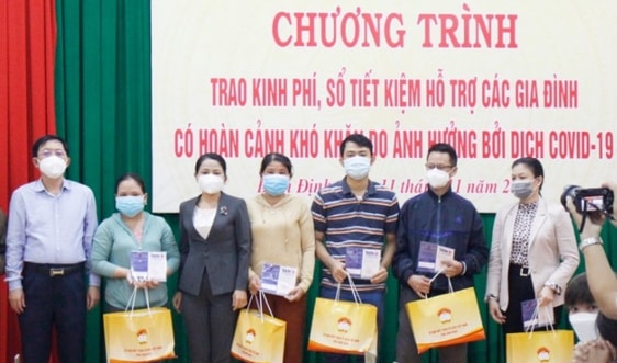 Bình Định: Trao sổ tiết kiệm cho các gia đình có người tử vong do Covid-19