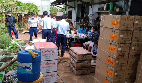 Phát hiện hàng ngàn lít thuốc bảo vệ thực vật có chứa chất cấm tại thủ phủ rau phố núi