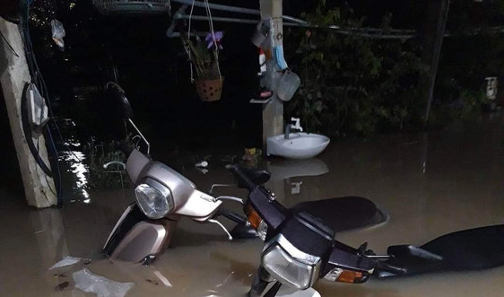 Quảng Ngãi: Lũ dâng trong đêm, hàng trăm nhà dân ven sông chìm trong biển nước