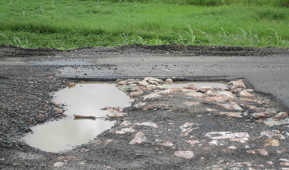 Phú Yên: Sửa chữa hư hỏng mặt đường QL1