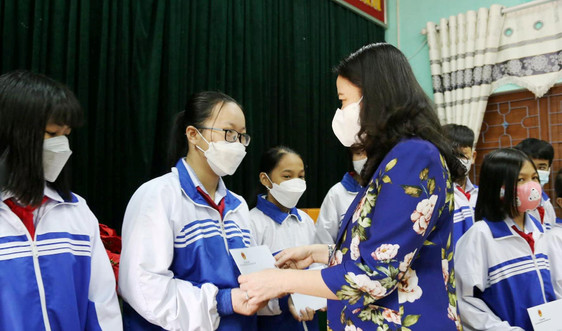 Phó Chủ tịch nước Võ Thị Ánh Xuân trao quà cho học sinh nghèo vượt khó tại Quảng Trị