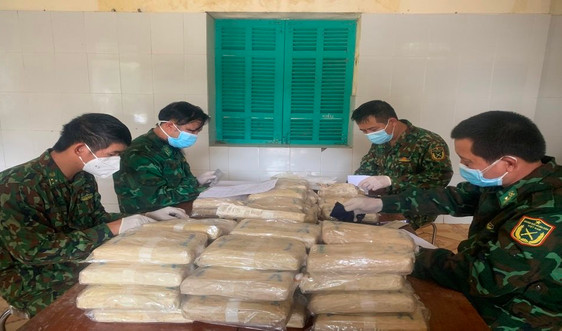 Quảng Bình: Bắt giữ 2 đối tượng vận chuyển  hơn 300.000 viên ma túy tổng hợp