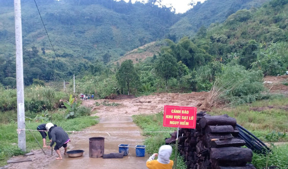 Nam Trà My (Quảng Nam): Sạt lở nguyên quả đồi lớn phủ lấp mặt đường gần nhà dân 