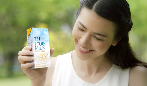 TH tung sản phẩm sáng tạo mới: Sữa tươi bổ sung ngũ cốc nguyên cám dạng hạt đầu tiên trên thị trường