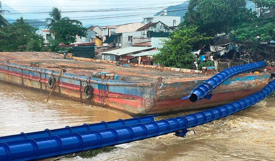 Khánh Hòa: Sà lan bị trôi làm đứt đường ống dẫn nước sinh hoạt 