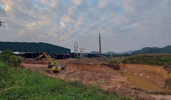 Bỉm Sơn – Thanh Hóa: Xúc đất nông trường đổ vào kho chứa nhà máy gạch 