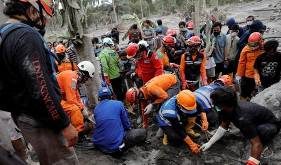 Indonesia tạm dừng tìm kiếm nạn nhân do núi lửa Semeru phun trào