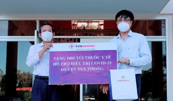 EVNGENCO3 trao tặng 1700 túi thuốc cho huyện Tuy Phong chống dịch COVID-19