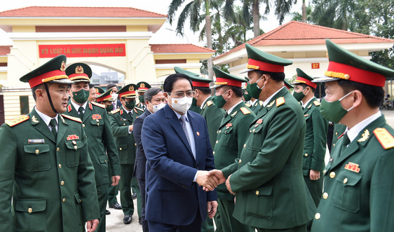 Thủ tướng Phạm Minh Chính chúc mừng lực lượng vũ trang Quân khu 4 và tỉnh Quảng Bình