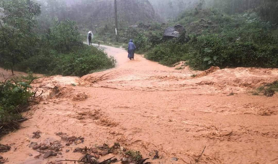 Thừa Thiên - Huế: Mưa lớn kéo dài, nhiều nơi ngập lụt và sạt lở