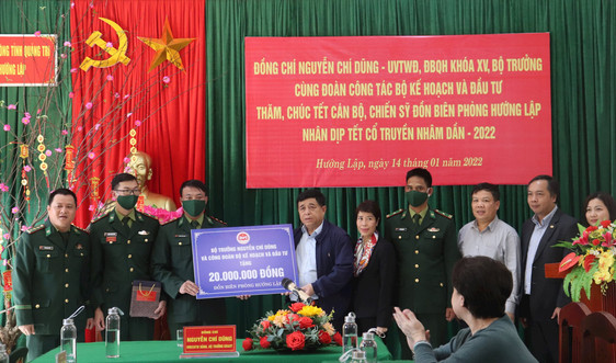 Bộ KH&ĐT thăm, tặng quà cán bộ chiến sĩ và người dân tại các huyện miền núi Quảng Trị