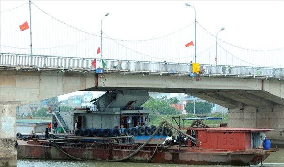 Thái Bình: Một Sà lan tông nứt dầm cầu bắc qua sông Trà Lý