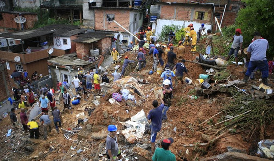 Khoảng 500.000 gia đình phải sơ tán do lũ lụt, sạt lở đất ở Brazil