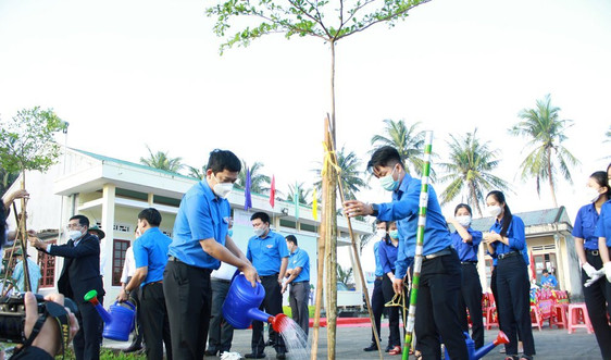 Tuổi trẻ Quảng Ngãi tích cực trồng cây xanh góp sức bảo vệ môi trường