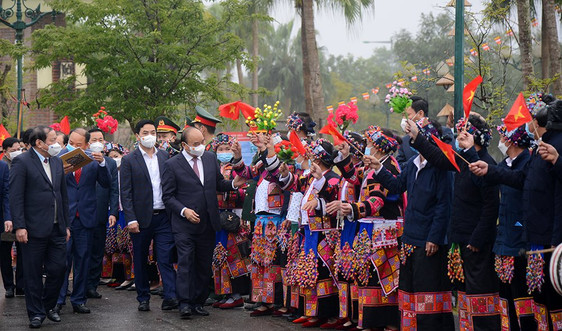 Chủ tịch nước Nguyễn Xuân Phúc dự ''Ngày hội sắc xuân trên mọi miền Tổ quốc'' năm 2022