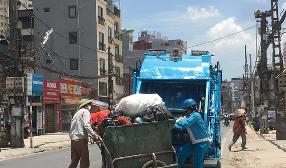 Những vấn đề đặt ra trong thu gom rác thải bối cảnh “bình thường mới”: Nỗi niềm công nhân môi trường