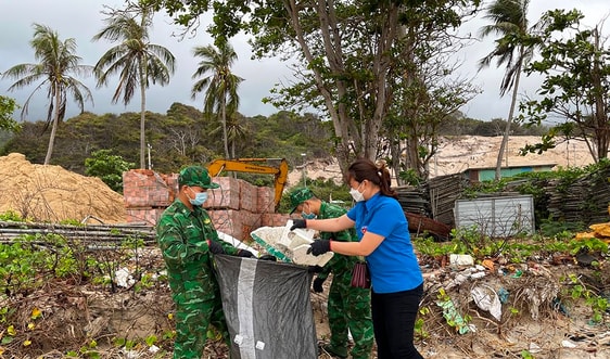 Tuổi trẻ Côn Đảo ra quân làm sạch môi trường biển