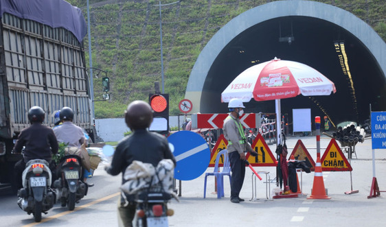 Thừa Thiên – Huế: Dự án BOT “không chịu” giảm phí, xe ùn ứ khi đi qua hầm