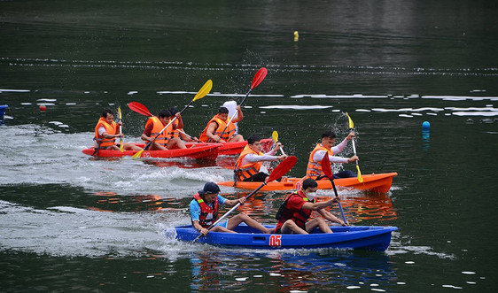 Đặc sắc giải đua thuyền Kayak trên hồ Bản Cài